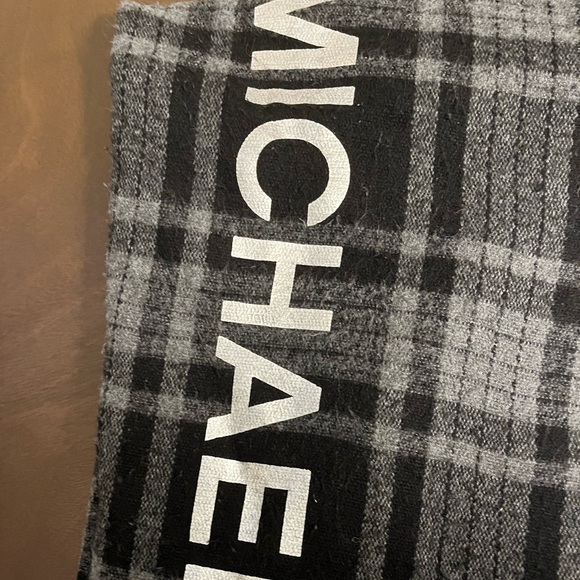 Michael Kors Scarf LARGE - Picture 4 of 4